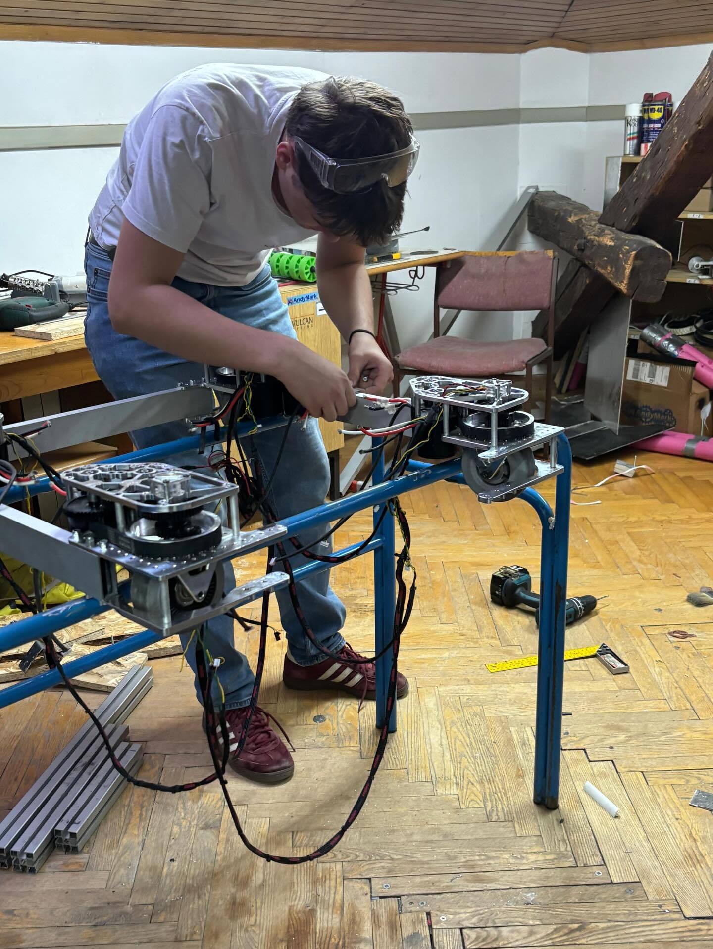 Učenik radi na Crobotics robotu